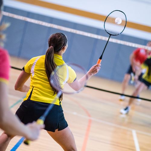 Aprendiendo a jugar al badminton