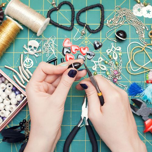 Artesanas: taller de alambrismo.