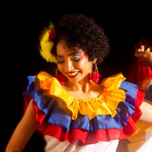 Danzando con tu pollera colorá.