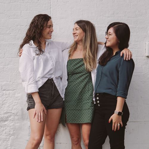 Grupo de mujeres jóvenes. Amor, entre tú y yo