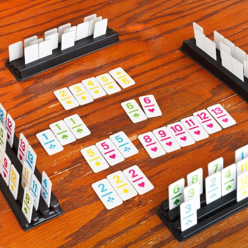 Las mujeres juegan al Rummy