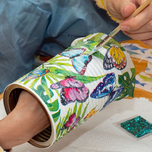 Manos Creativas: Personaliza tu propio plato o bandeja con la técnica decoupage