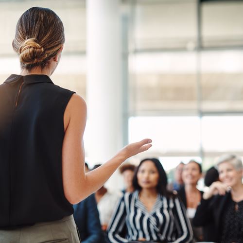 Mujeres tejiendo red
