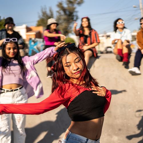 Reggaeton en morado.
