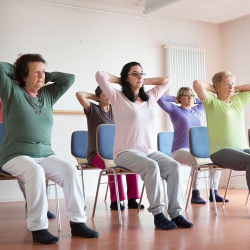 Yoga en silla para agilizar tus neuronas.